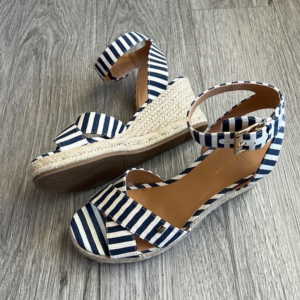 Tommy Hilfiger Yaslin 2 Wedge Sandal Size 8.5M